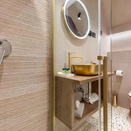 לינה וארוחת בוקר La Riva Luxury רוביני