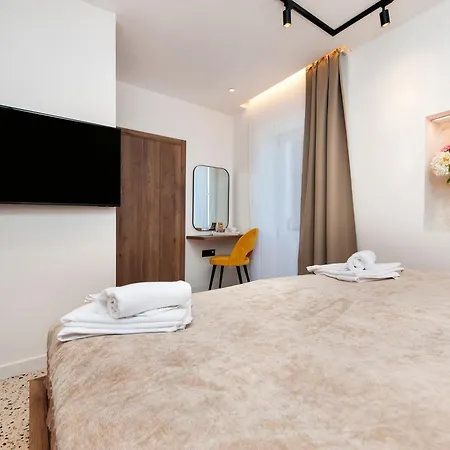 לינה וארוחת בוקר La Riva Luxury רוביני