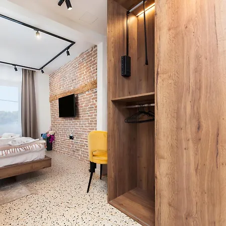 לינה וארוחת בוקר La Riva Luxury